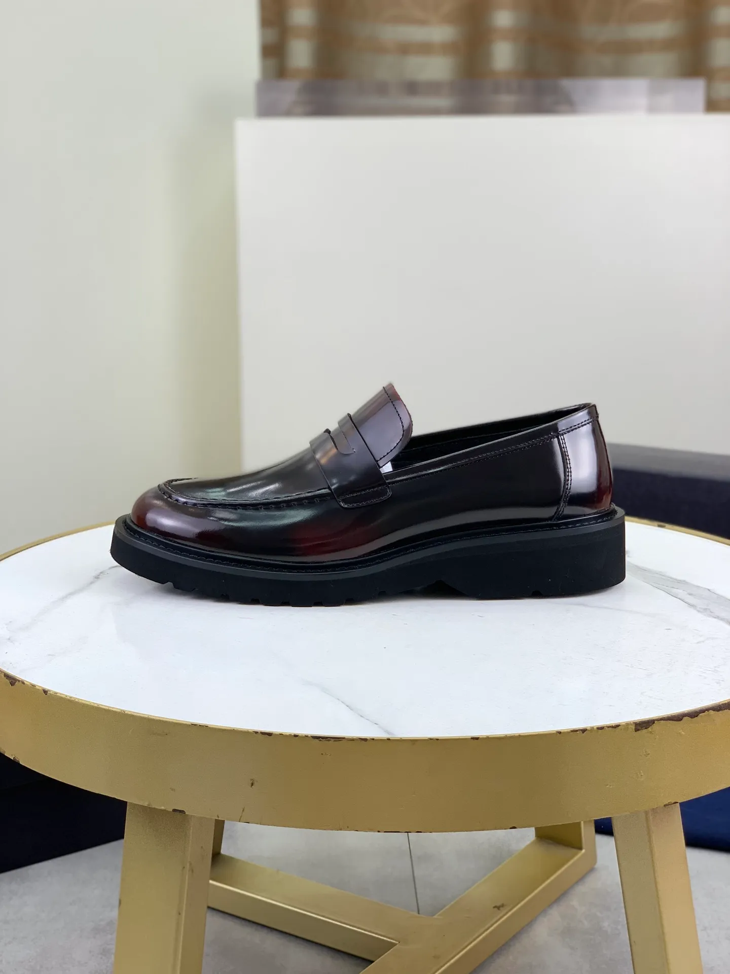 Factory price P880💰Original quality, top version🔱 ＰＲＡＤＡPrada. Men’s business casual leather shoes, top quality products. 1:1 shipment⬆️Luxurious and noble👞All imported original color-brushed edge beads, just to create a more comfortable wearing experience. Upper: Original comfortable open-edge bead rubbed color calfskin➕Top imported water-dyed full cow lining, original high-end lightweight and comfortable TPU foam combination bottom✔️Code number: 39-44 (38 45) 46 47 can be customized)